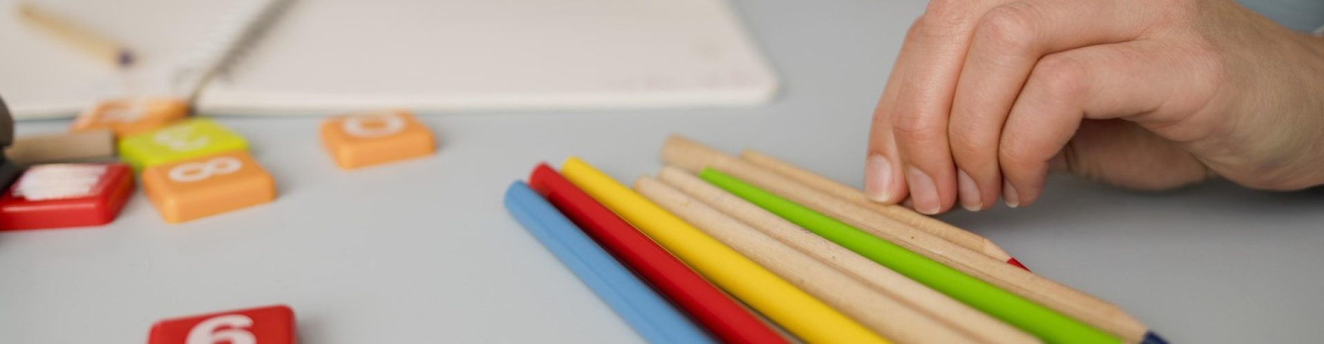primer-plano-de-lapices-sobre-la-mesa-durante-la-sesion-de-tutoria-en-casa-3
